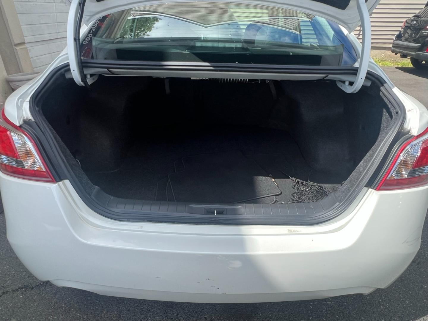 2013 White /Black Leather Nissan Altima 2.5S (1N4AL3AP5DC) with an 2.5L L4 DOHC 16V engine, located at 1018 Brunswick Ave, Trenton, NJ, 08638, (609) 989-0900, 40.240086, -74.748085 - Photo#13